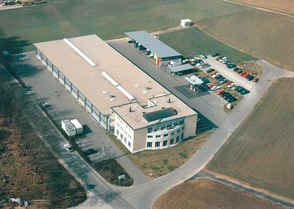 1989 bezieht Twerenbold den neuen Firmensitz in Rütihof