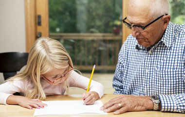 Großeltern mit Augenmaß: Helfen und sich treu bleiben