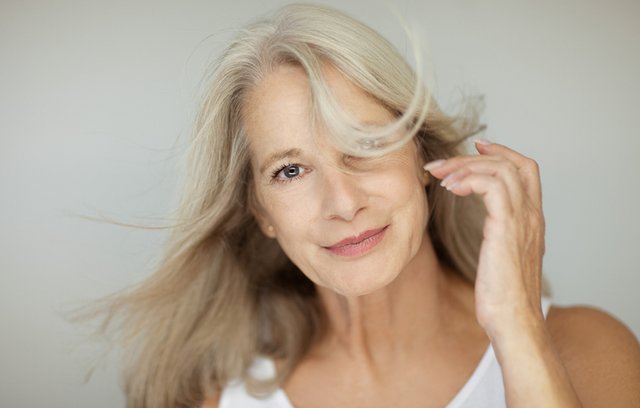 Deshalb werden die Haare im Alter immer dünner