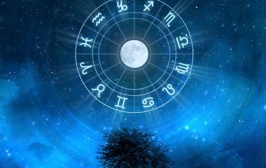Die Astrologie befasst sich mit Horoskopen und Sternzeichen