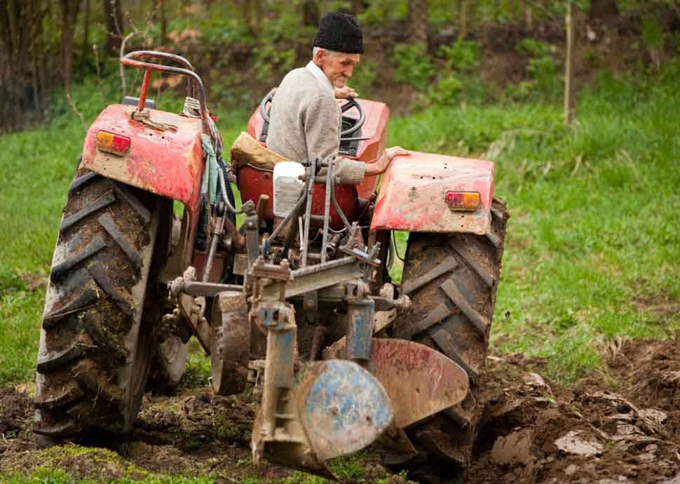Traktor, Unfall, 50plus, Senior, Seniorin Traktor, Unfall, 50plus, Senior, Seniorin