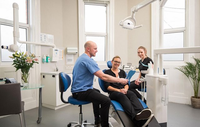 Natürliche Optik und Funktion von Zahnimplantaten 