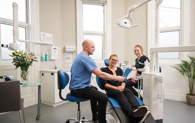 Natürliche Optik und Funktion von Zahnimplantaten 