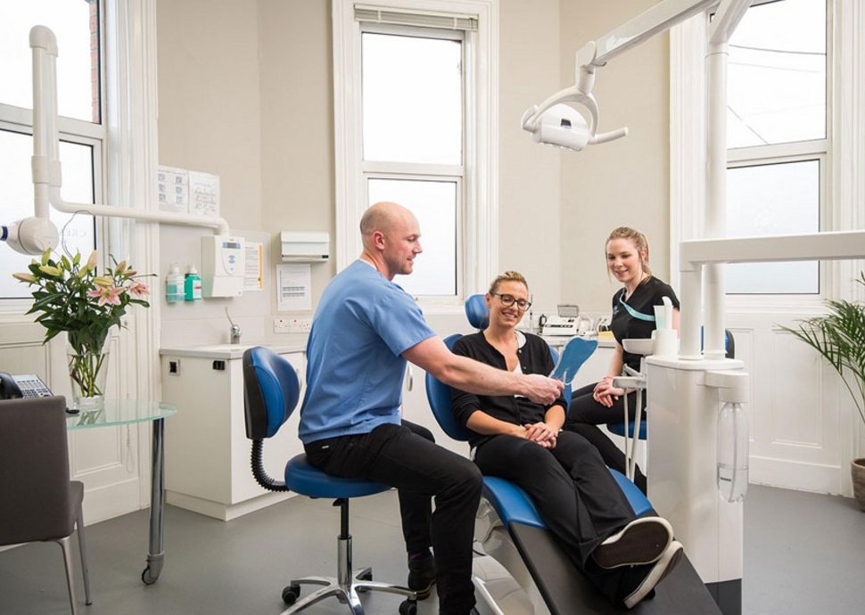 Natürliche Optik und Funktion von Zahnimplantaten 