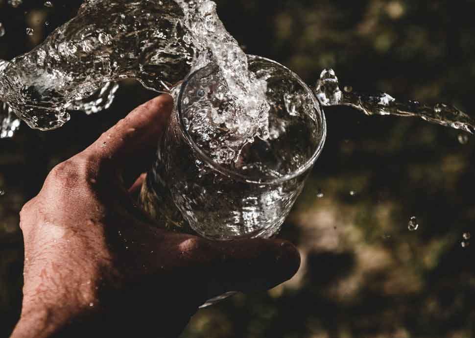 Trinken Sie nach dem aufstehen viel Wasser