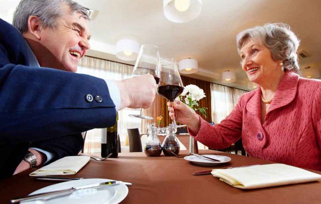 Wenn schon rauchen, dann mit einem Glas Wein