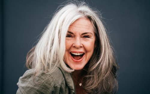 Graue Haare mit Stil – Mut zur Natürlichkeit