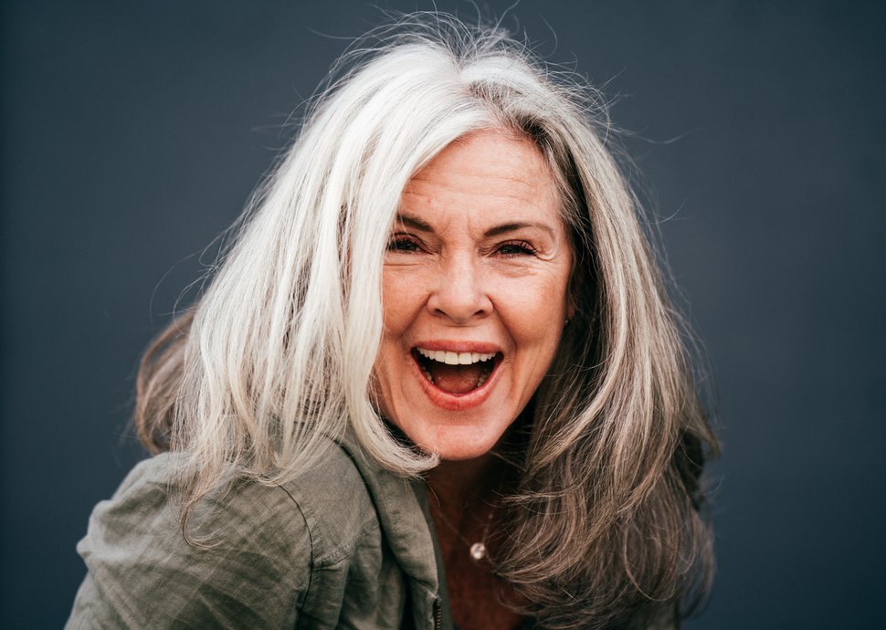 Graue Haare mit Stil – Mut zur Natürlichkeit Graue Haare mit Stil – Mut zur Natürlichkeit