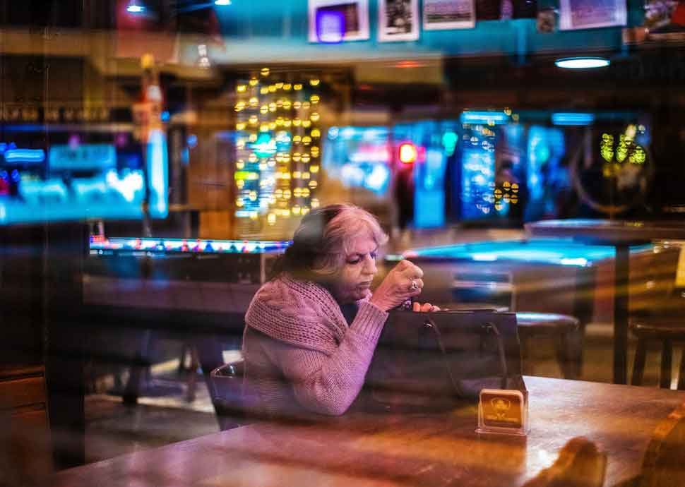 Wirken Sie etwas beschäftigt Restaurant, Single, Essen, alleine
