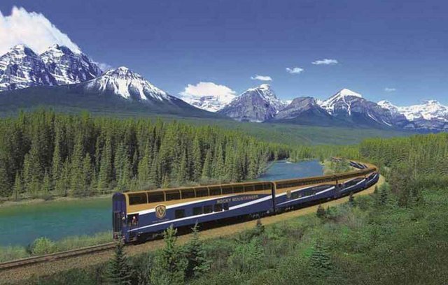 Durch die Rockies an den Pazifik mit Bahn und Bus