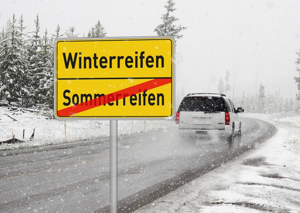 Der Wagenheber ist ein unverzichtbares Werkzeug für den Reifenwechsel.