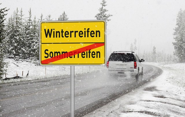 Der Wagenheber ist ein unverzichtbares Werkzeug für den Reifenwechsel.