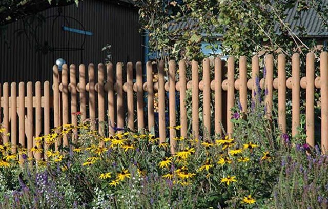 Ein Gartenzaun aus Holz ist die beste Lösung.