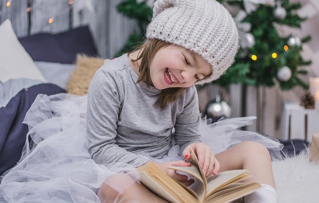 Kinder lieben Geschenke und Großeltern verwöhnen ihre Enkelkinder nur zu gern. 