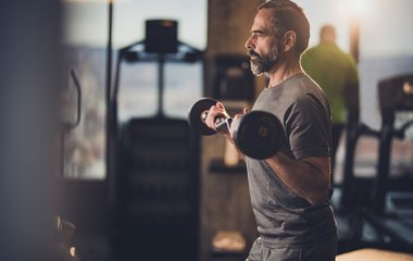 Stark mit 50: So gelingt nachhaltiger Muskelaufbau