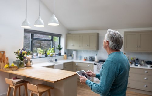 Länger zuhause leben: Wie Smart Home dabei hilft