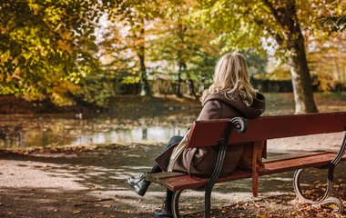 Einsamkeit nach 50 – warum sie oft plötzlich kommt