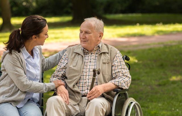 Angehörige entlasten: Hilfe im Pflegealltag