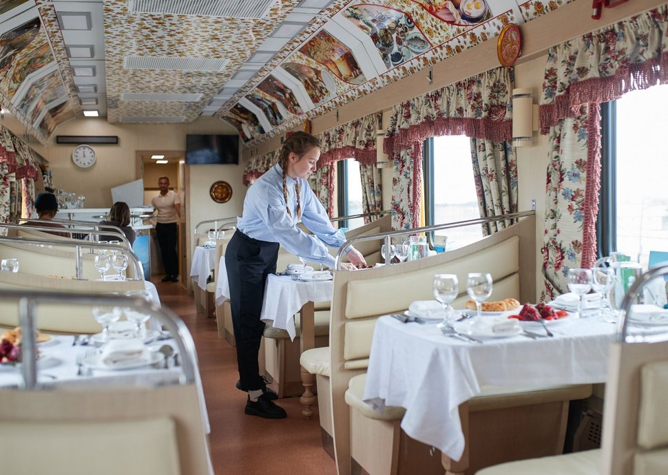 Gediegener Speisewagen im Oriental Silk Road Express | Credit: Volker Renner
