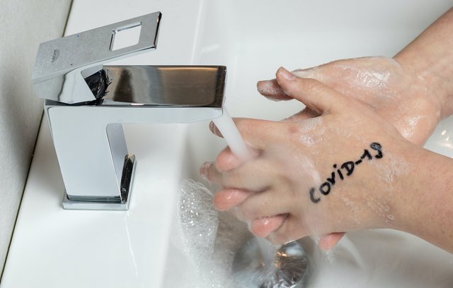 Die Hände bei der Ankunft gründlich waschen und damit von Corona befreien