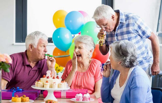 Die Einladung zu einem runden Geburtstag kann eine besondere sein.