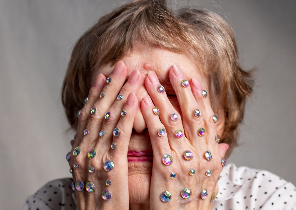 50+ & Pickel: Was hilft bei Altersakne? Akne ist keineswegs an eine feste Altersphase geknüpft.