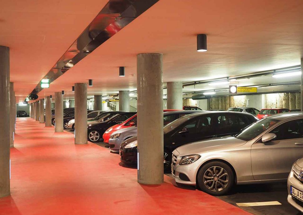 Beim Parkieren am Flughafen kann Geld gespart werden. Beim Parkieren am Flughafen kann Geld gespart werden.